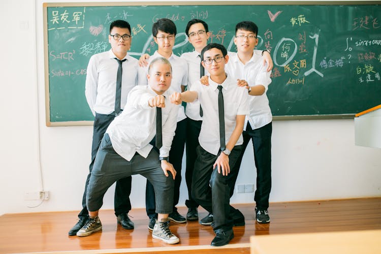 一群年轻人在教室里摆姿势