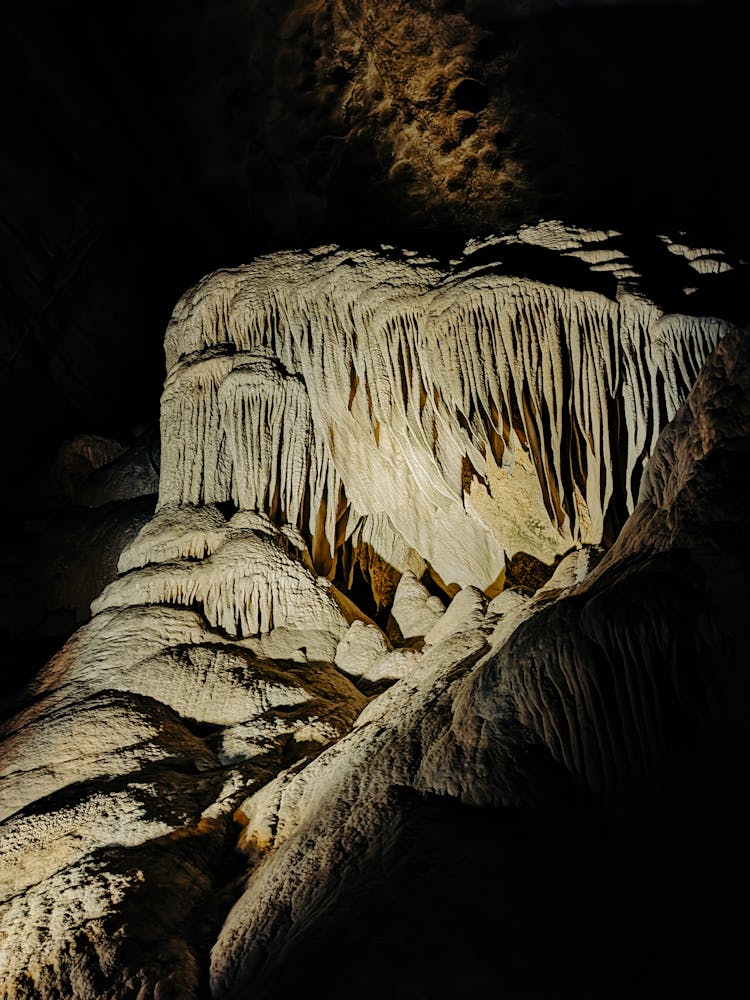 洞穴中钟乳石的壮丽景色