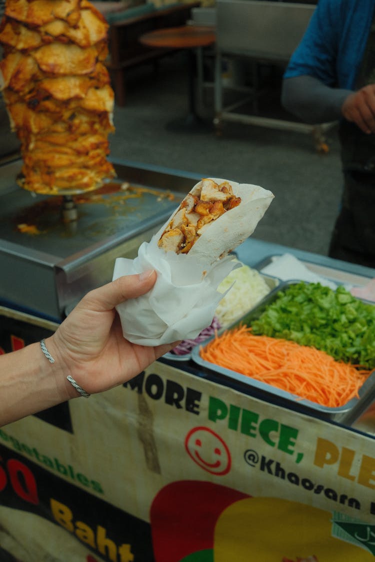 在街头市场手捧烤肉串