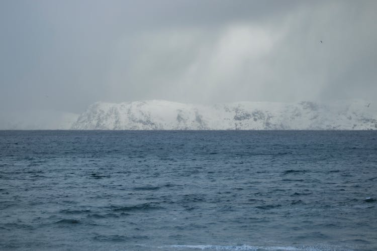 雪域滨海景观，大海宁静