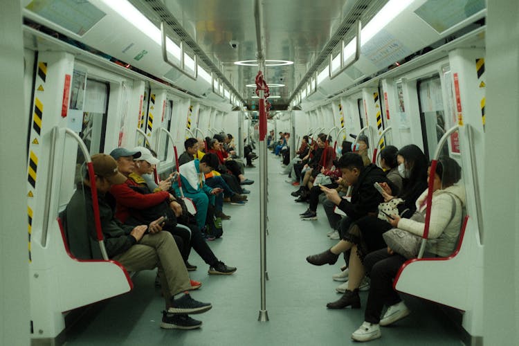 繁忙地铁列车内部的通勤者