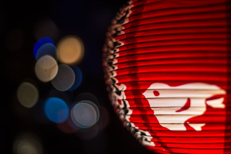 传统灯笼背后的光点