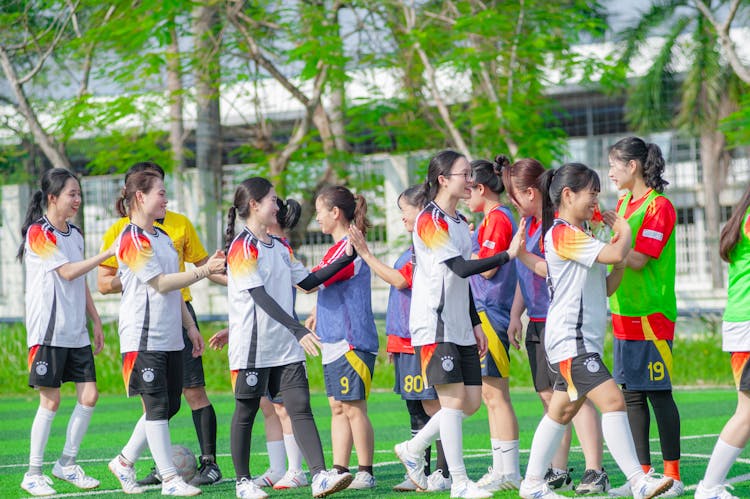 女子足球队在河内庆祝胜利