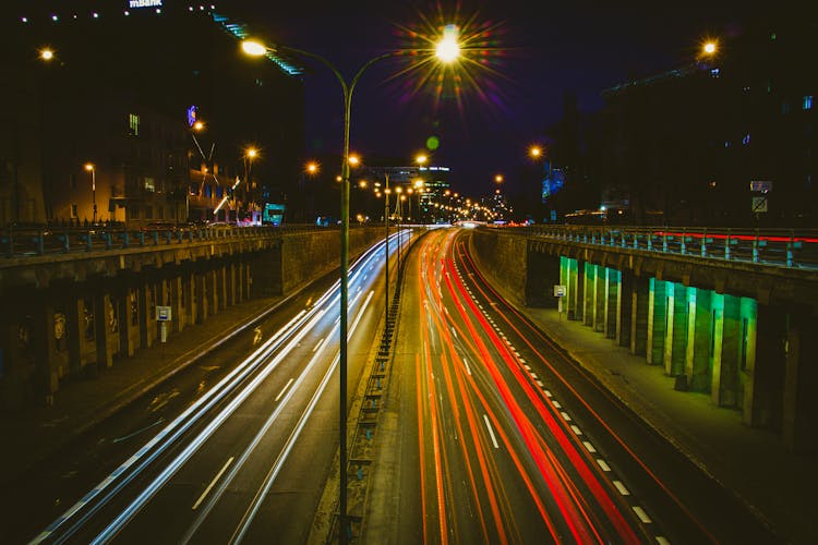 夜晚街道上的灯光