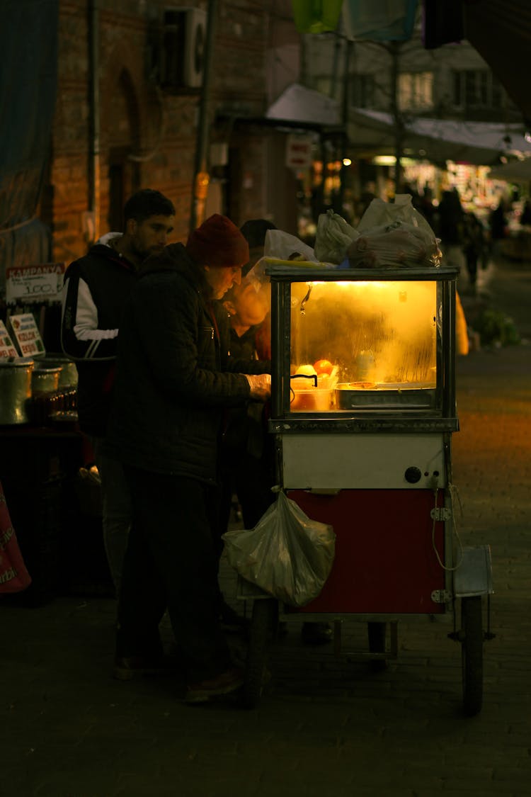 人们在市场上卖食物