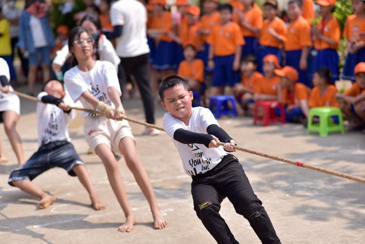 精力充沛的孩子们在户外玩拔河游戏