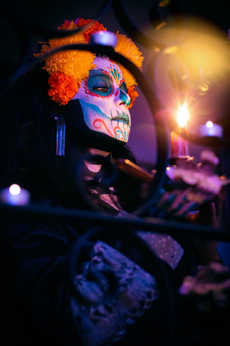 在墨西哥举行的亡灵节庆典上，一位身着盛装、化着妆的妇女