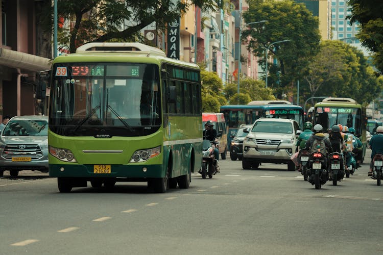 越南城市街道上的公共汽车和摩托车