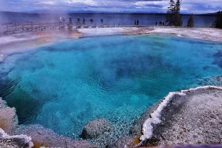 黄石国家公园充满活力的温泉