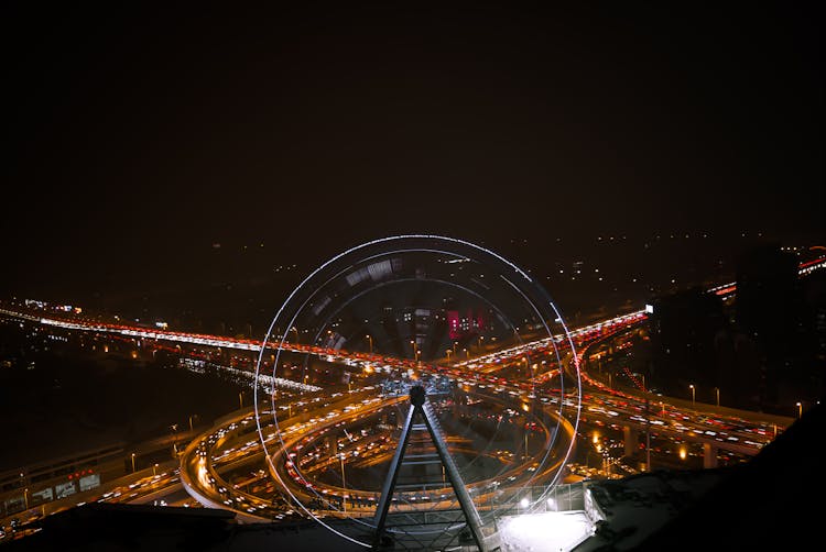 夜晚高速公路附近的摩天轮