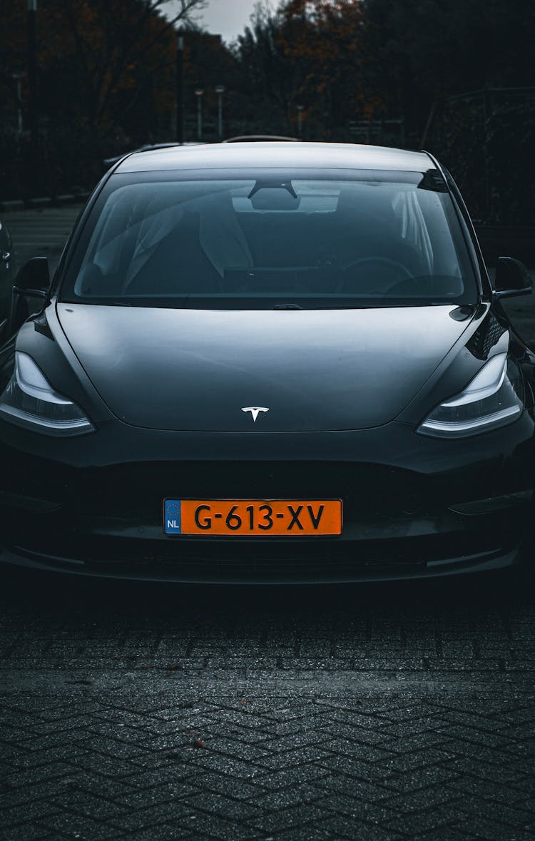 黑色特斯拉Model Y