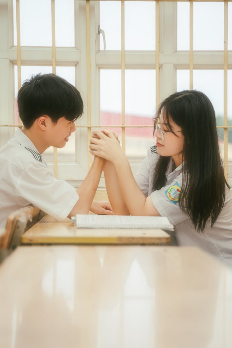 女孩和男孩手牵手在桌子旁