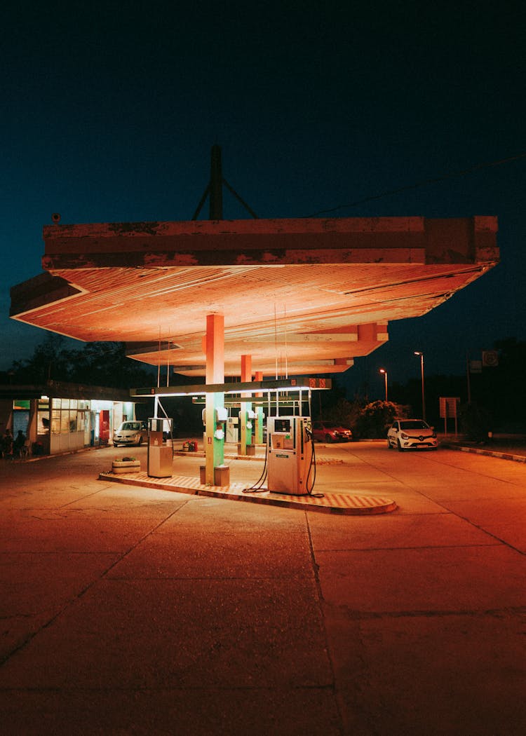夜间加油站