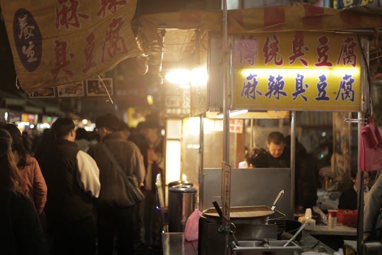亚洲繁忙的夜市小吃摊