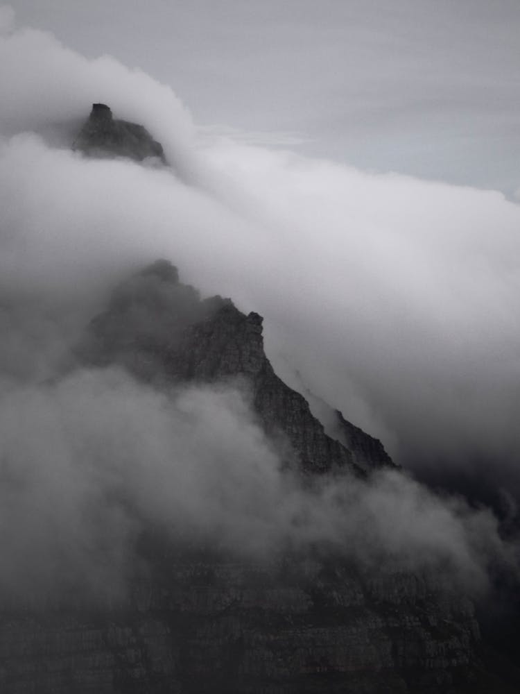 落基山脉山峰上的云层