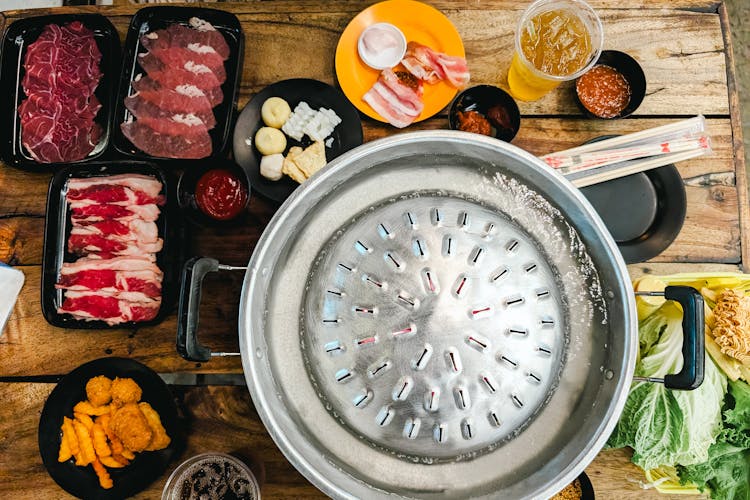 煎锅周围桌上食材的俯视图
