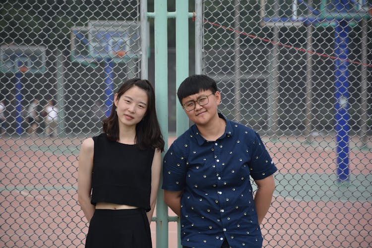 户外两个朋友的休闲肖像