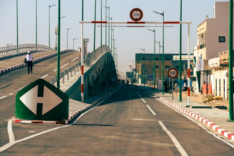 现代桥梁和标志的城市街景