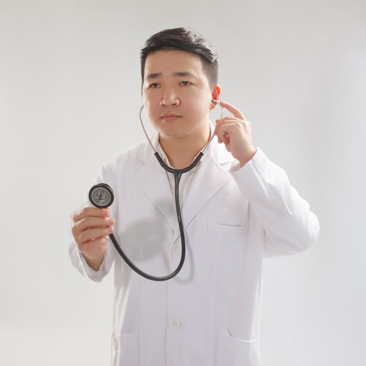 手持听诊器的年轻医生