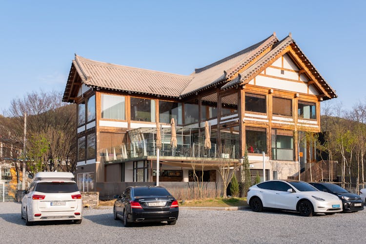 停在建筑物前的汽车