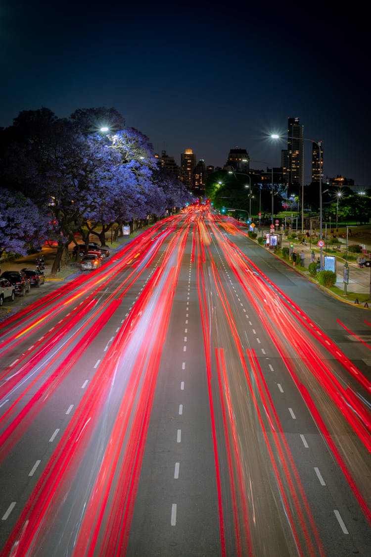 充满活力的城市夜间交通灯步道