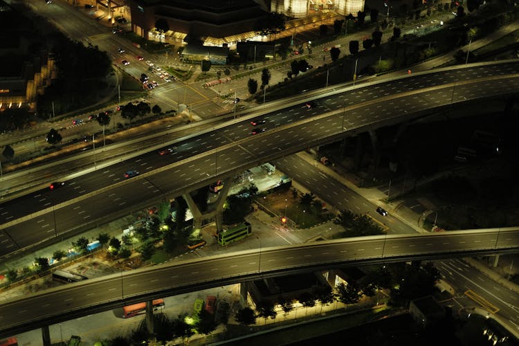 夜间城市公路交通鸟瞰图