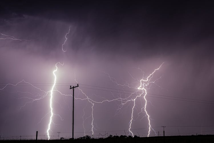 Ephangweni景观上的戏剧性雷暴