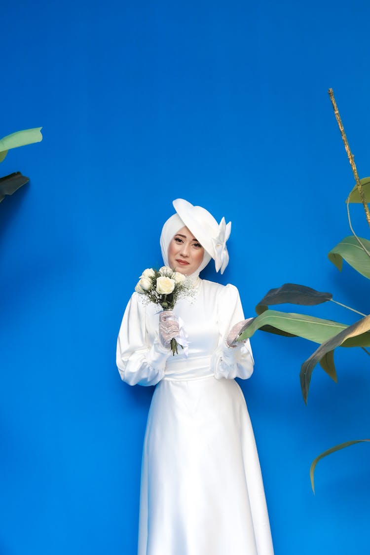 新娘穿着婚纱和帽子