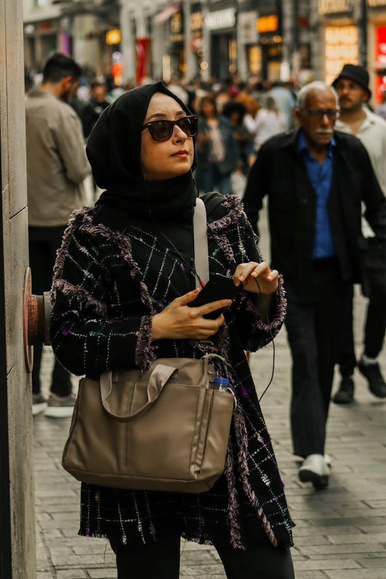 戴头巾和太阳镜的女人