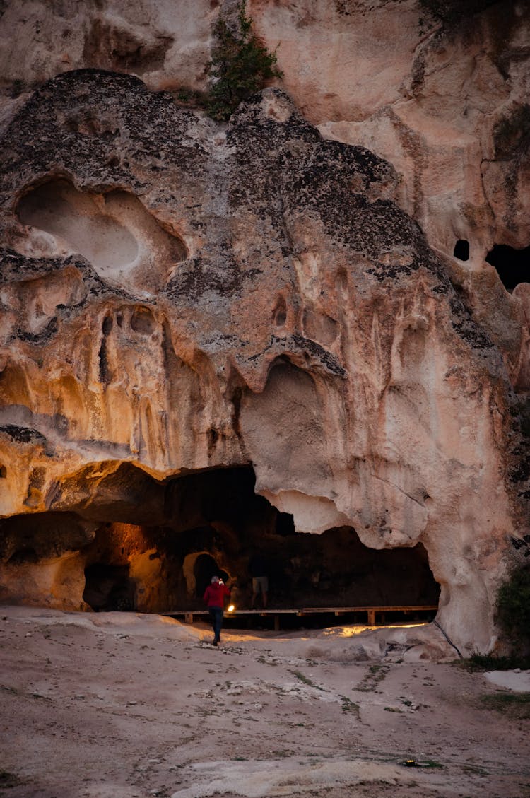 黄昏时分探索古洞