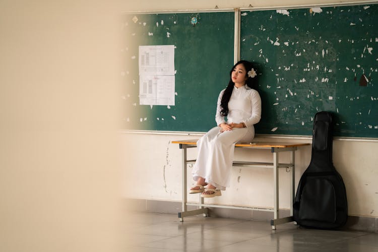 穿着传统服饰的亚洲学生在河内教室