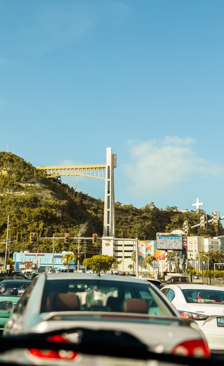 现代桥梁与山景的城市交通