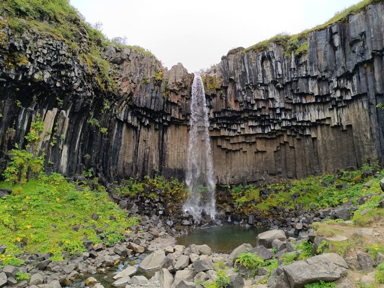 含瀑布花岗岩岩层