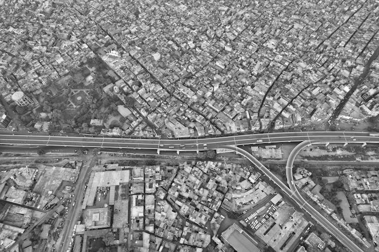 城市公路周边建筑的黑白