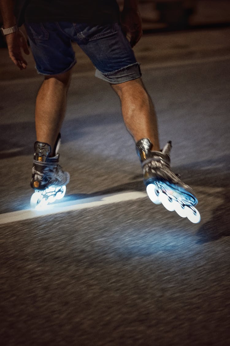 带照明车轮的夜间轮滑