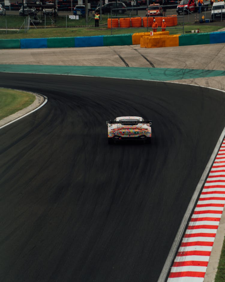 阿斯顿马丁Vantage GT3赛车在国际GT公开赛赛道上