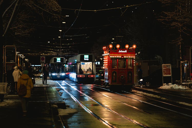 冬季城市景观中的夜间电车之旅