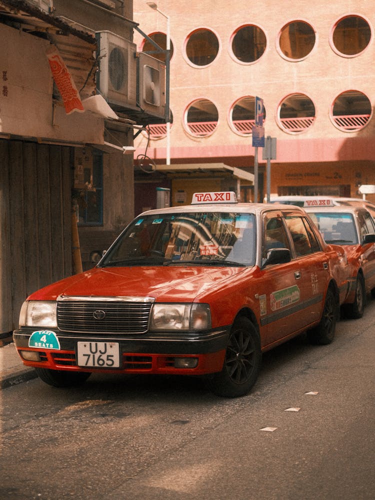 城市街道环境中的红色出租车