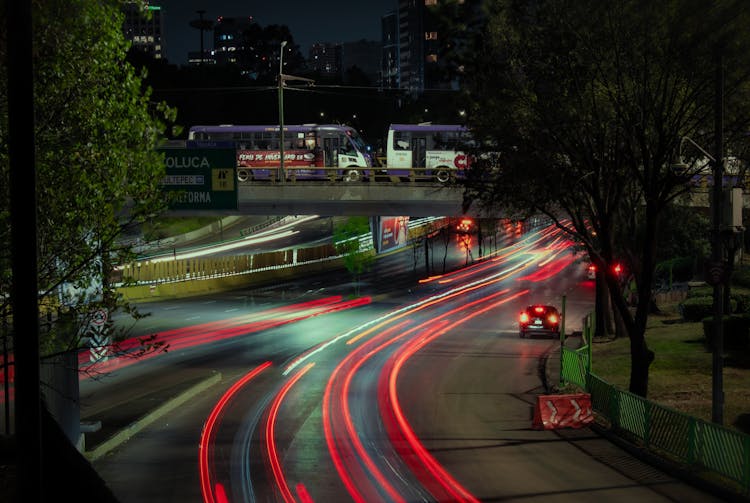 带有灯光轨迹的戏剧性夜间交通场景
