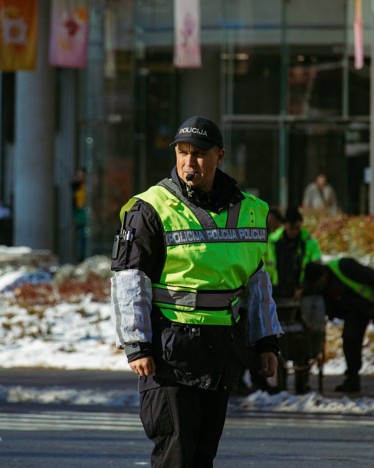 警察在冬季城市指挥交通