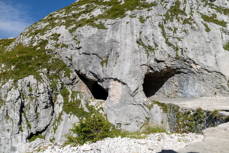 斯洛文尼亚山地岩层无人机视图