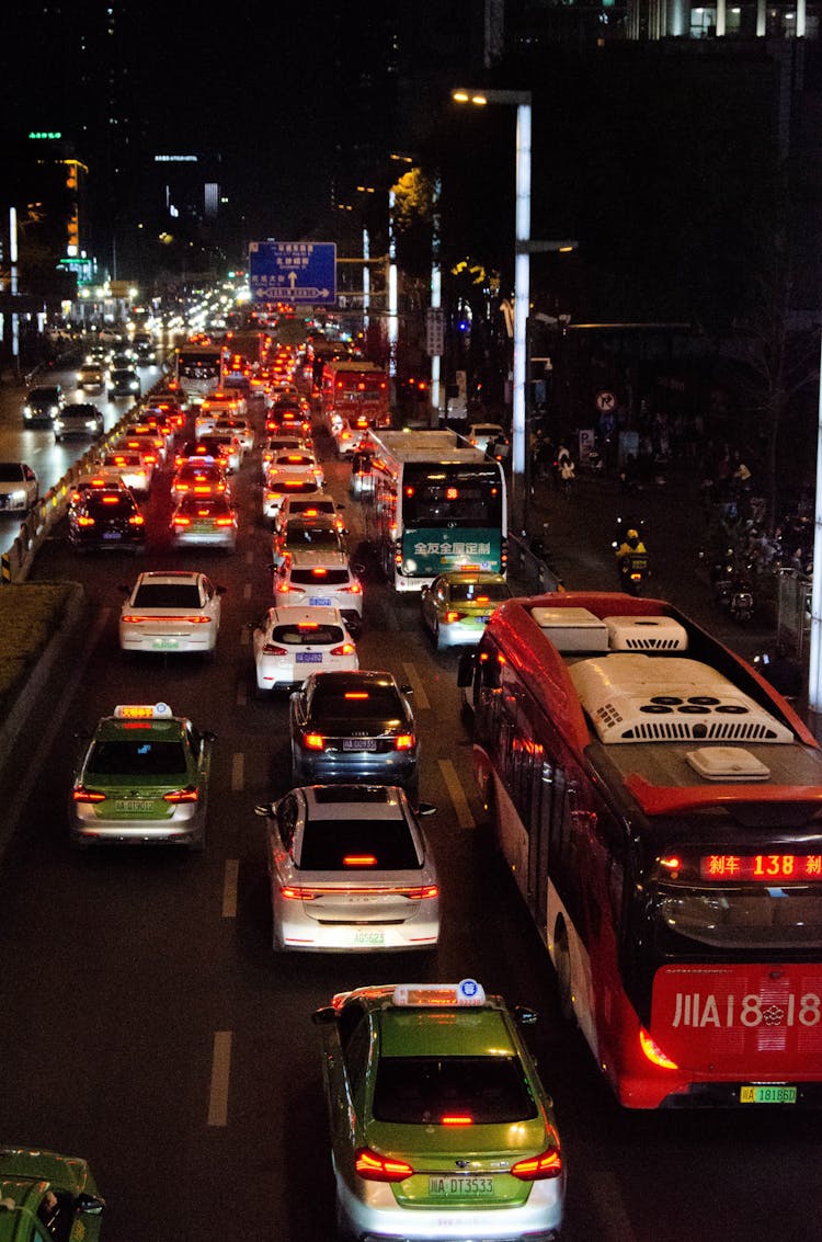 城市夜间交通堵塞鸟瞰图