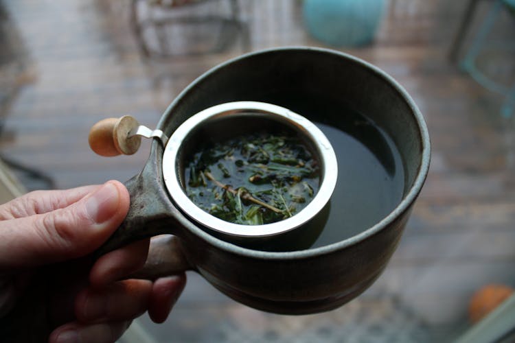 一个人端着一杯茶的特写
