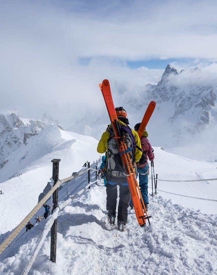 山谷里有滑雪板的人