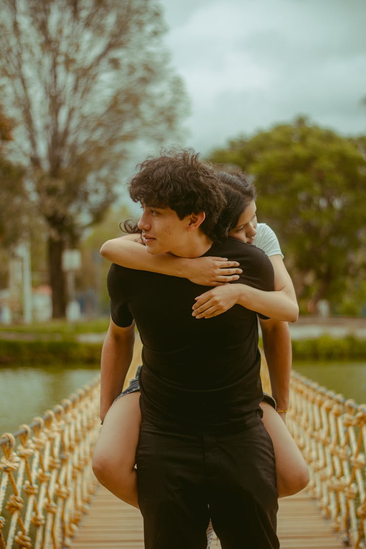 年轻夫妇在公园享受一天