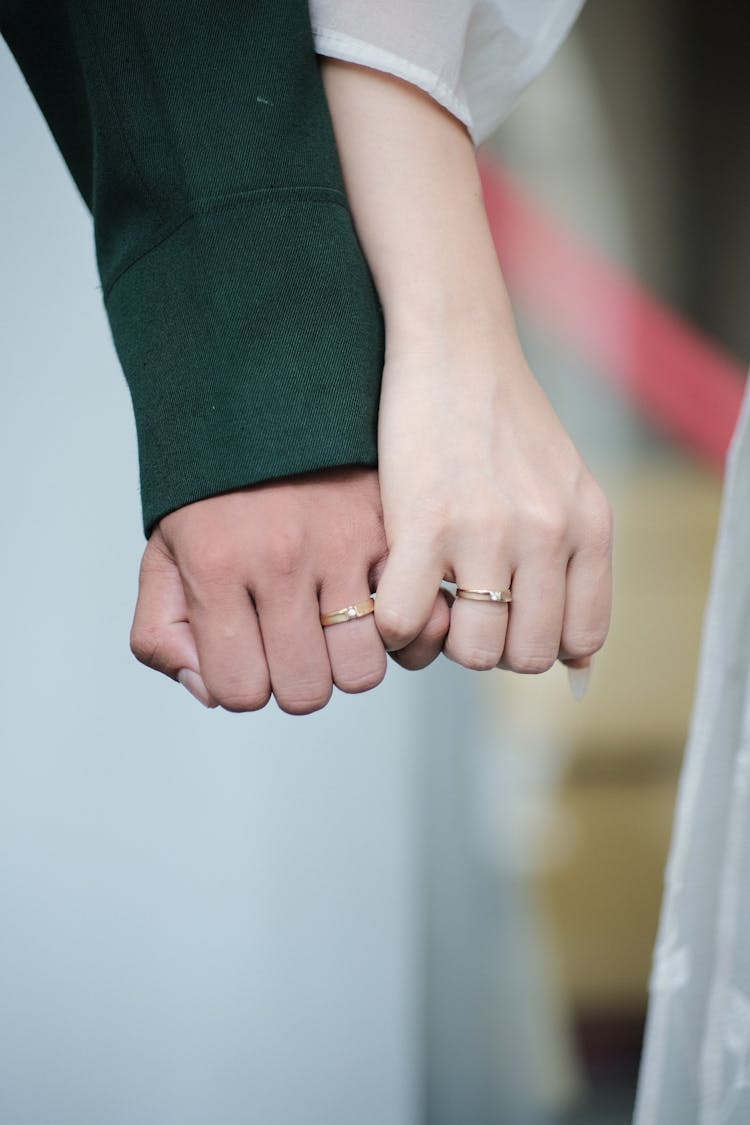 戴结婚戒指的双手合十特写