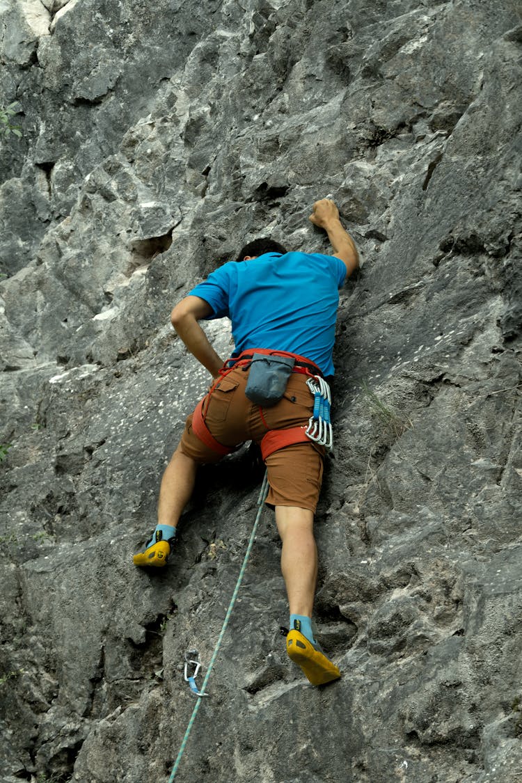 男人上山