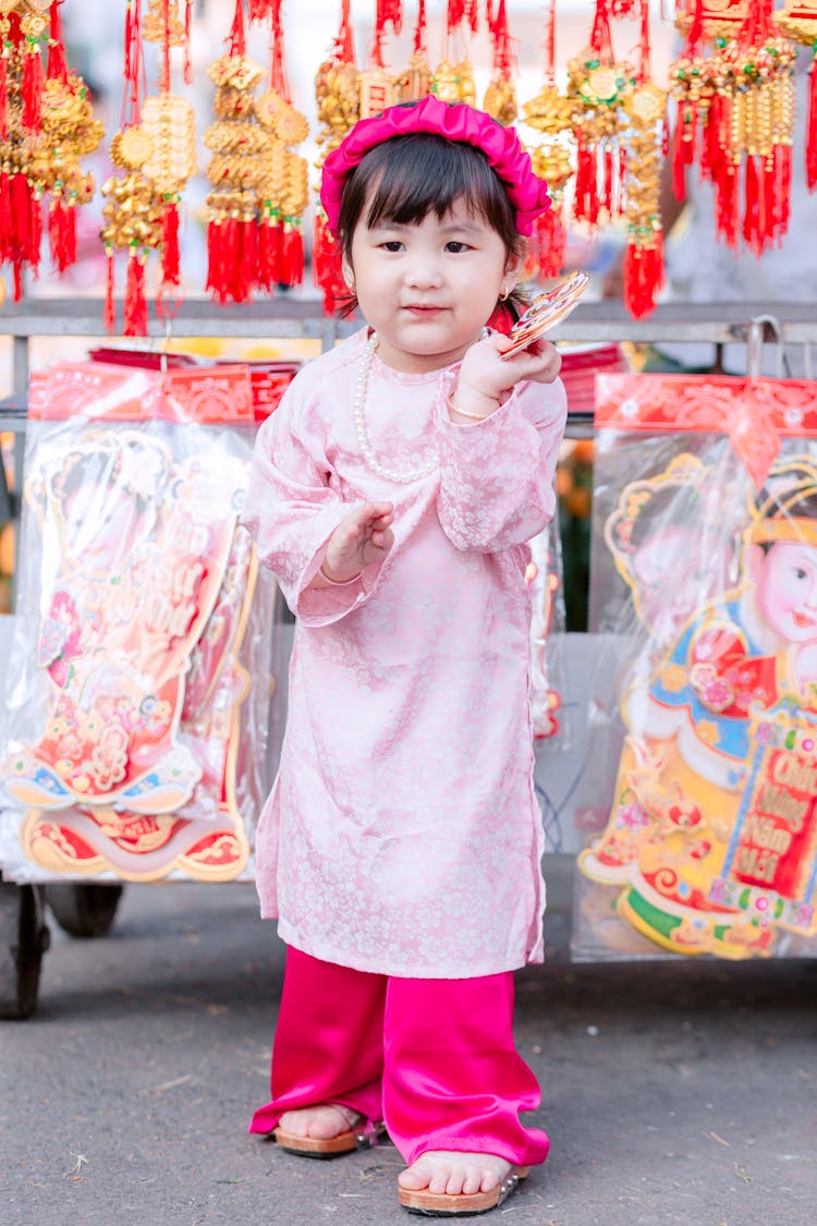 穿着束腰外衣和裤子的儿童模特