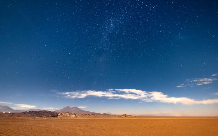 沙漠上空的夜空中有一颗大星星