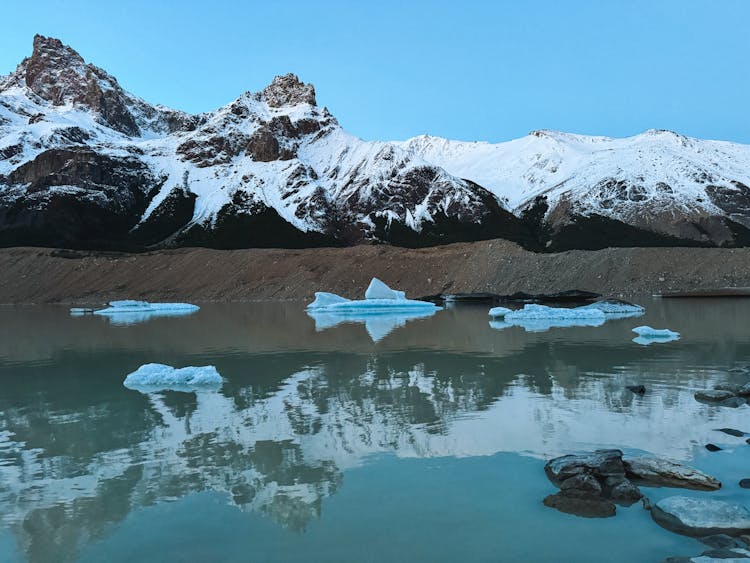 白雪覆盖的山谷中的溪流